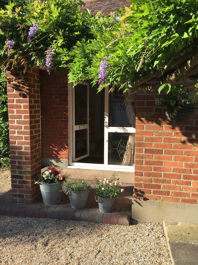 Stapehill Lodge B&B Hampreston Exterior photo