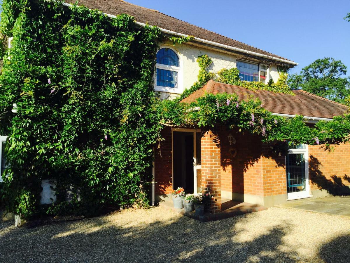 Stapehill Lodge B&B Hampreston Exterior photo